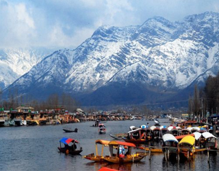 Pathankot to Srinagar Tempo Traveller